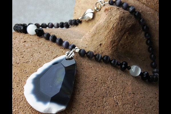 Faceted Gray and White Agate with Cat`s Eye Gemstone Necklace